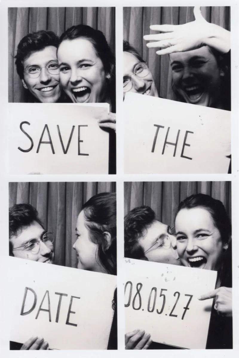 Photomaton de Louise et Anatole tenant des pancartes : Save the date 08.05.27